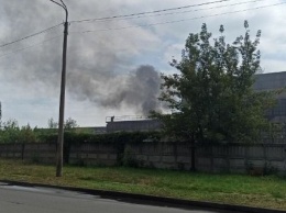 В Никополе на территории бывшего краностроительного завода валит черный дым