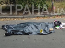 В Киеве пьяный водитель мусоровоза наехал на мать с ребенком, женщина умерла. Фото 18+