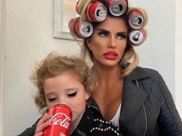 Бывшая модель Кэти Прайс подверглась критике в соцсетях из-за фото пятилетней дочери
