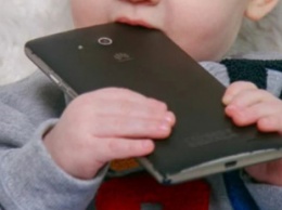 Эксперты рассказали об опасности смартфонов для детей