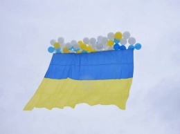 В Донецкой и Луганской областях развернули 20-метровые флаги Украины