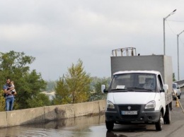 Под Днепром после сильного ливня "устал" очередной мост. ФОТО