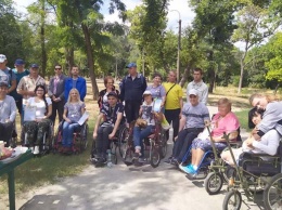 В Павлограде ко Дню независимости соревновались в фигурном вождении инвалидных колясок