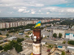 В Днепре четверо друзей забрались на 101-метровую трубу, чтобы установить флаг Украины