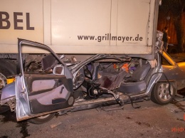 В Днепре на проспекте Богдана Хмельницкого Opel "влетел" под фуру: погибли 2 человека