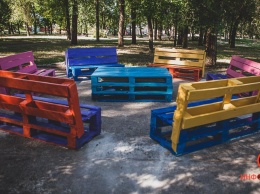 В Днепре в парке на Игрени поставили яркие самодельные скамейки из поддонов