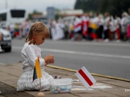 Жители Литвы встали в "цепь солидарности" с оппозицией Беларуси