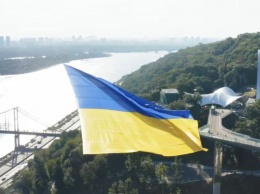В Киеве по улицам города пролетел гигантский флаг: в Украине установили новый мировой рекорд