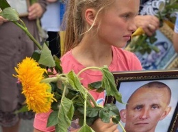Дочь погибшего разведчика пришла на Майдан с портретом отца: фото растрогало украинцев