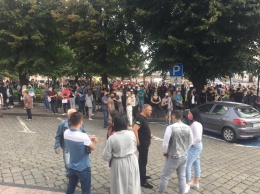 "Голодный карантин": в Черновцах сотни предпринимателей вышли на протест из-за усиления ограничений (фото)