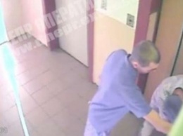 В Днепре на улице Юрия Кондратюка двое неизвестных пытались вскрыть квартиру и попали на камеру наблюдения: видео