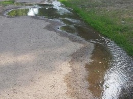 В Луганске уже две недели течет водопроводная вода по одной из улиц, - ФОТО