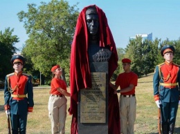 Сегодня в Донецке рядом с бюстом Кобзона открыли памятник Гиви
