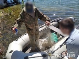 Сотрудника рыбоохранного патруля Херсонщины поймали с браконьерскими сетями, - полиция