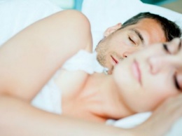 Медик объяснил, почему мужчины быстрее засыпают после интима