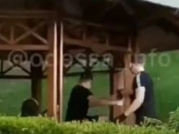 В Одессе парни в масках залили зеленкой компанию подростков - нападение попало на видео