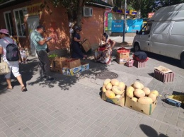 На стихийных торговцев составили очередные протоколы