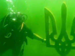 Десятки метров под водой: запорожские водолазы открыли необычную экспозицию на дне карьера