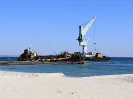 DELFI: завершен первый этап работ по уборке танкера с пляжа в Одессе. Видео, фото