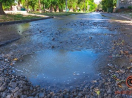 В Днепре на Канатной прорвало трубу: улицы заливает водой