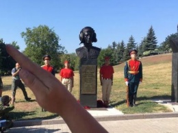 Рядом с Кобзоном: в центре Донецка поставили бюст террориста. ФОТО