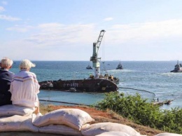 Эпопея с Delfi: в Одессе подняли и поставили на киль скандальный танкер (видео)