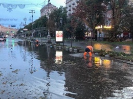 В Киеве многоэтажку затопило после дождя, видео