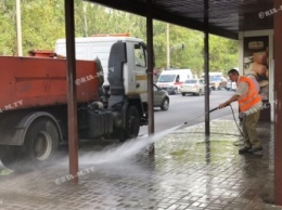 В Мелитополе во время мойки остановок завязался конфликт (фото, видео)