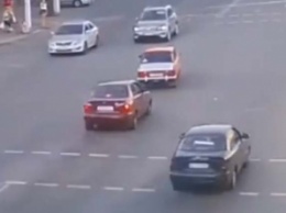 На центральном проспекте в Мелитополе произошло странное ДТП (видео)