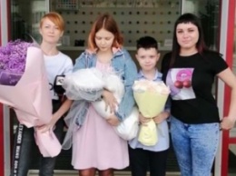 Дарья Суднишникова выписалась из роддома и показала "отца" ребенка. Ей 14 лет