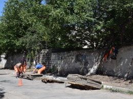 Снятую в симферопольских скверах плитку уложит возле школ и детсадов