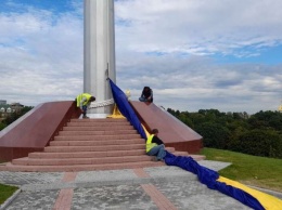 В Киеве порвался самый большой в Украине флаг: фото