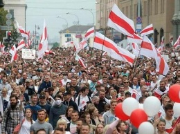 В Белоруссии будут судить женщину за бело-красно-белое платье