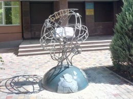 На курорте в Запорожской области появилась необычная скульптура - фото