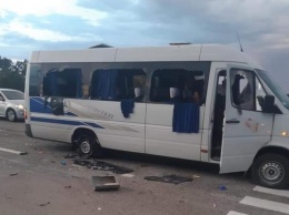 Под Харьковом обстреляли микроавтобус, есть раненные (ФОТО)