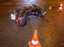 В Днепре на Липинского случилась авария с мотоциклистом и Renault службы такси Uber