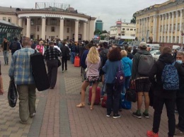 В метро - гигантские очереди