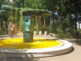 Вандалы залили фонтан Греческого парка желтой краской