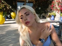 Леди Гага удивила публику новой прической: под цвет маникюра