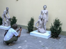 Обманчивая нагота: Музей современного искусства Одессы украсился живыми скульптурами