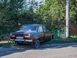 В Днепре на Передовой мужчина умер за рулем "Москвича": автомобиль врезался в дерево