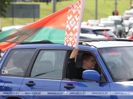 В Минске 120 водителей во главе с пресс-секретарем Лукашенко на Jeely провели автопробег в поддержки Бацьки. Фото