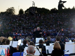 Под открытым небом на склонах парка Ленкома дал концерт симфонический оркестр Донецкой филармонии