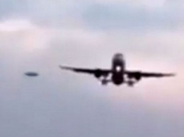Чуть не врезался: возле пассажирского самолета на бешеной скорости проскочил НЛО. ВИДЕО