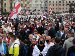 В Минске тысячи женщин вышли на марш солидарности