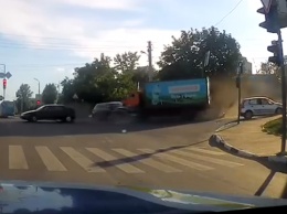 Отказали тормоза: в Харькове "КАМАЗ" протаранил три авто и вылетел на бордюр, - ВИДЕО