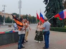 В центре Минска замечены люди с российскими и "георгиевскими" флагами