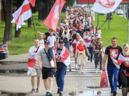 В Минске стартует "Марш мира": люди движутся в центр, окруженный силовиками