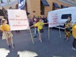 В Одессе националисты набросились на участников марша за права ЛГБТ и охранявших их полицейских. Фото