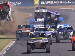 В сети показали видео лучших моменты безумных гонок Stadium Super Trucks